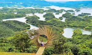Du khách say đắm trước vẻ đẹp thơ mộng của Tà Đùng.