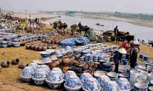 Làng Bát Tràng tọa lạc bên sông Hồng
