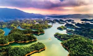 Chỉ cần phóng tầm mắt về phía hồ, du khách sẽ bắt gặp khung cảnh mặt nước trong xanh, phẳng lặng