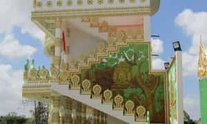 Nhắc đến ngôi chùa “dát vàng" ai cũng nghĩ đến với chùa Paem Buol Thmay. Chùa toạ lạc tại ngã tư Sung Đinh, phường 4, thành phố Sóc Trăng, tỉnh Sóc Trăng.