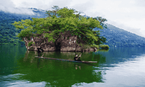 Đi thuyền trên Hồ Ba Bể