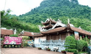 Chùa Phật Tích nổi bật với tượng Phật quy mô.