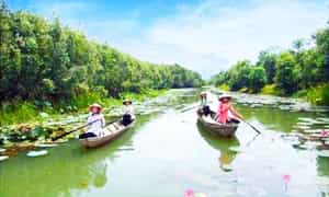 Du thuyền sông nước tại khu bảo tồn ngập nước Láng Sen