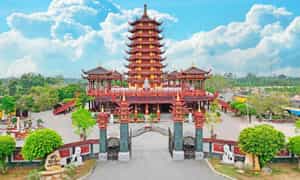 Chùa Phật Ngọc Xá Lợi Vĩnh Long được mọi người ví von như một thị trấn cổ thu nhỏ vì phong cách kiến trúc mang đậm bản sắc văn hóa Phật giáo của người Việt Nam