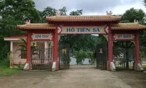 Cổng vào khu du lịch hồ Tiên Sa