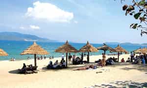 Bãi biển Nhật Lệ với cát trắng nắng vàng là điều bạn không thể bỏ lỡ khi đến Quảng Bình