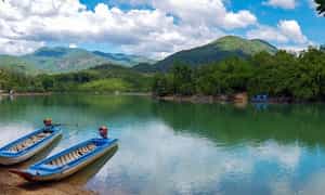 边乐湖 (Bien Lac Lake)，平顺山区的著名旅游胜地。