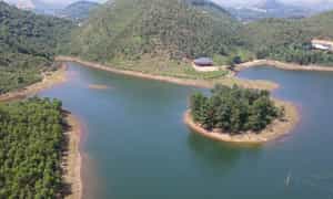 Suoi Lanh湖位于青山绿水之间,营造出一幅山水画,吸引着河内当地人和游客前来游玩。
