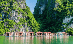 Những ngôi nhà phao được dựng lên dưới chân núi đã cùng người dân ở làng chài Cửa Vạn mưu sinh theo năm tháng