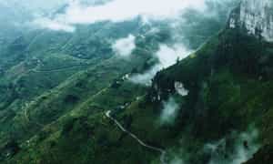 从高处俯瞰马皮岭山口和河江魔崖全貌