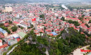 Toàn cảnh Cột cờ Phai Vệ và thành phố