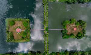 静湖 (Tinh Lake) 包括三个著名的岛屿：Bong Lai、Phuong Truong 和 Doanh Chau。