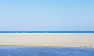 海滩拥有两条截然不同的平行水域,为每次拍摄带来梦幻般的美丽