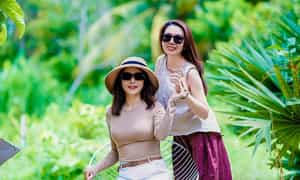 Du khách tham quan và chụp ảnh