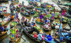 Đến chợ nổi Trà Ôn vào cuối ngày, bạn sẽ thấy những chiếc thuyền trở thành nơi sinh sống, trú ngụ của những con người miền Tây