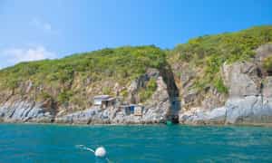 Những rặng núi bao bọc lấy vùng biển bình yên ở đảo Robinson Nha Trang