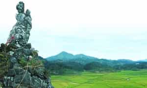 Ngọn núi này nằm trong quần thể di tích nổi tiếng xứ Lạng.