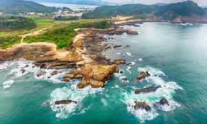 巴赫龙维岛周围是由海浪侵蚀岩石形成的潮汐区