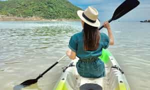 Thuyền lướt nhẹ trên mặt biển phẳng lặng sẽ đưa bạn kết nối gần hơn với thiên nhiên