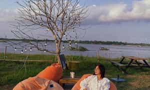 Hoàng hôn trên bãi đá sông Hồng .