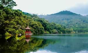 Hồ Tiên Sa mang đến không gian du lịch, ngắm cảnh với thiên nhiên hữu tình, thơ mộng.