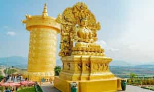 Bạn có thể đến cầu nguyện tại Tượng Phật Trường Thọ cho gia đình mình luôn bình an, sống khỏe