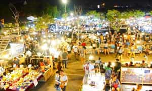 Không khí tại chợ đêm Nha Trang.