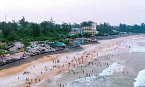 Biển Cửa Tùng được mệnh danh là thiên đường của những bãi tắm bởi sự thơ mộng, bờ cát mịn, hoang sơ, thanh bình.