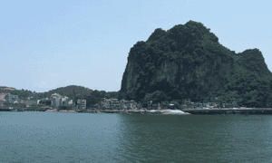 Núi Bài Thơ nhìn từ vịnh Hạ Long.
