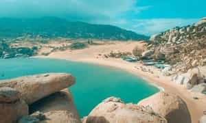 Bãi biển Ninh Chữ được xem là một trong những bãi biển hình vòng cung đẹp nhất vịnh Vĩnh Hy.