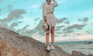 Bạn sẽ cảm nhận được sự mộc mạc, bình dị, bình yên của cuộc sống miền biển khi ngồi trên những bãi đá nhấp nhô và phóng tầm mắt nhìn về khơi xa.