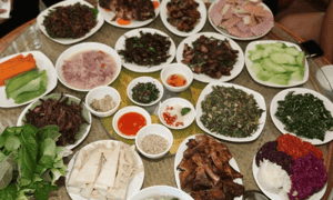 Đến với bản Vàng Pheo, du khách được thưởng thức những món ăn mang đậm bản sắc dân tộc Thái.