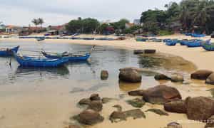 Long Thủy còn được gọi với một cái tên khác là bãi Mỹ Á vì nơi đây có bãi cát trắng mịn trải dài ngút tầm mắt.