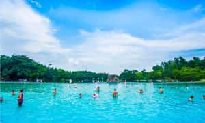 Bể bơi rộng lớn được trang bị hệ thống tạo sóng cùng thiết bị lọc nước hiện đại