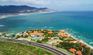 Bãi biển uốn vòng như hình lưỡi liềm thu hút tạo thành một “cung đường biển gọi” với sóng xanh, gió biển, cát trắng và núi đồi.
