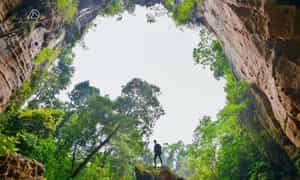 Hang Thủy Cung có vị trí ở ngay giữa thung lũng Sinh Tồn, được ví như một thủy cung trên mặt đất.
