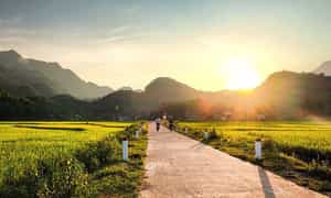 晚霞渐渐落在Ban Lac Mai Chau，稻田显得更加闪闪发光