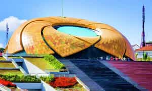 Với diện tích lên đến hơn 70.000m2, Quảng trường Đà Lạt có sức chứa tới 60.000 người một lúc.