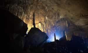 하장(Ha Giang) 최초의 동굴인 폐쿠이(Lung Khuy) 동굴은 꽌바(Quan Ba)에 위치해 있습니다.