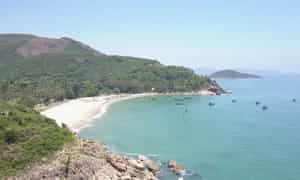 Bai Bau 是越南归仁市著名的旅游胜地，拥有细腻的白色沙滩和清澈蔚蓝的海水。