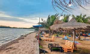 Bãi biển nhân tạo Cần Thơ là một địa chỉ mà bạn phải lưu ngay vào Cẩm nang du lịch của mình bởi nét độc đáo của nó.