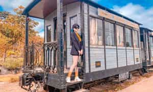 Nhà ga Đà Lạt cách trung tâm thành phố khoảng 5 km. Bạn có thể lựa chọn bất kỳ phương tiện nào để di chuyển đến đây.
