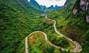 Đèo Mã Phục uốn lượn như một dải lụa vắt qua núi.