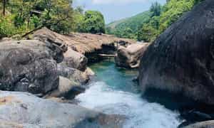 由于溪流贯穿山腰,游客可以自由探索最理想的沐浴地点。