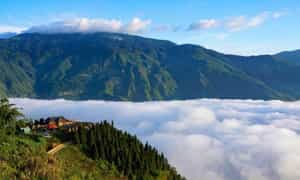 Núi rừng, biển mây như hòa quyện tạo nên bức tranh thiên nhiên hùng vĩ