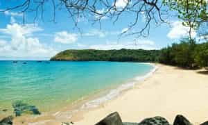岘港的努尔卡海滩 (Non Nuoc Beach) 拥有罕见的美景，蜿蜒的海道环绕五行山 (Ngu Hanh Son) 山脚。