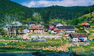 Làng du lịch cộng đồng Kon Bring là một trong bốn ngôi làng du lịch lớn ở huyện Kon Plông. Đây là nơi tập trung sinh sống của đồng bào dân tộc M’Nâm.