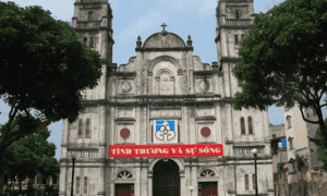 BAC NINH大教堂包括三个入口，一条主要路径和两条辅助路径