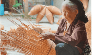 Luong Son Bac의 집을 방문하여 뜨개질 직업에 대해 배우십시오.