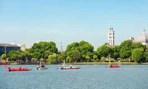在VI Xuyen Lake举行了一个赛车节。